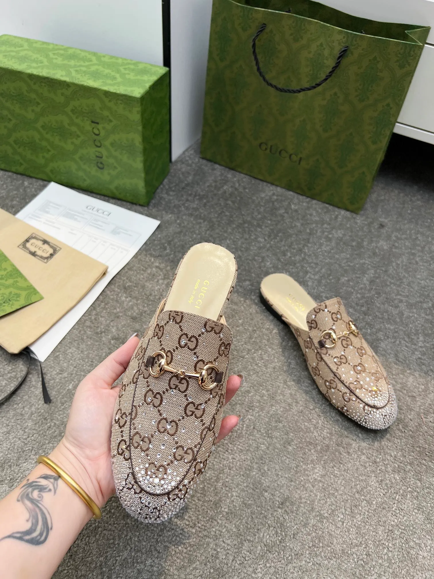 👟👟Ex-factory price 380👟👟 Genuine leather sole +50 Original quality guccisummer's latest limited edition slippers, top quality, purchased genuine development original special hot diamond process classic double G presbyopic inner sheepskin with Italian original board material and craftsmanship are the same as the original! Code number: 35-42,